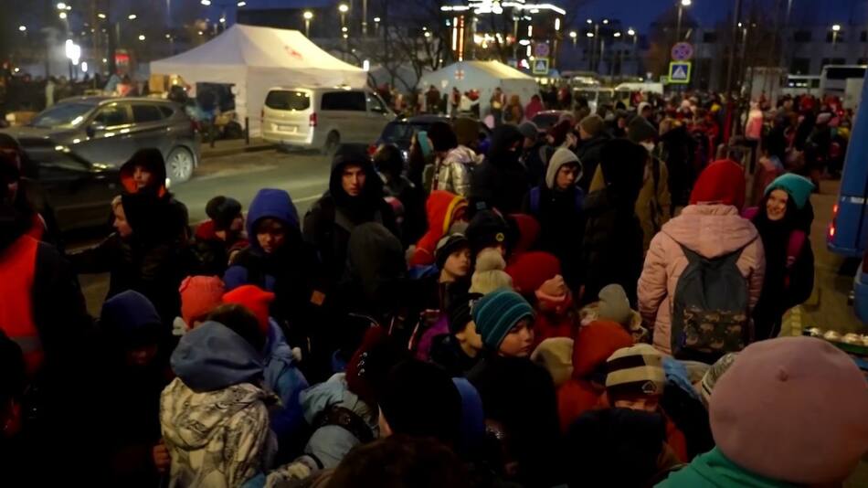Niños evacuados en Ucrania por la guerra. Foto: captura video Reuters.