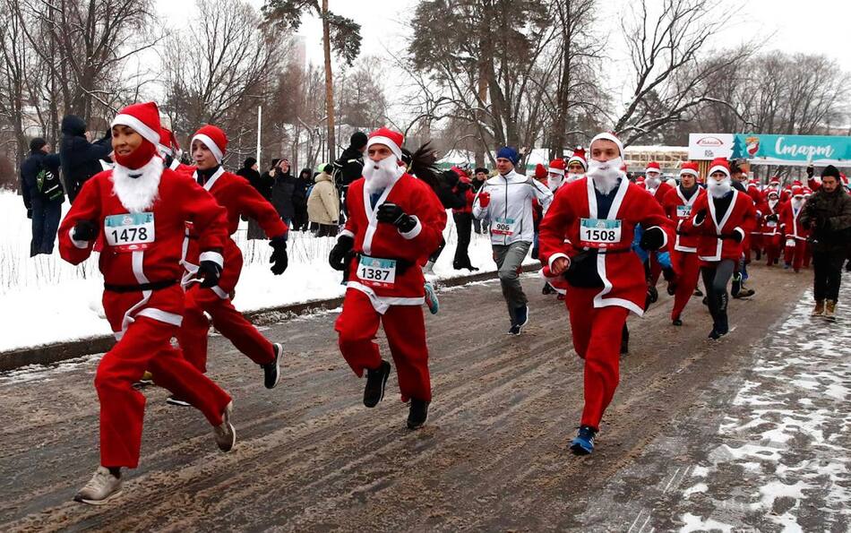 FOTOS de la Navidad en el mundo: los Papá Noel más extraños - Moscú