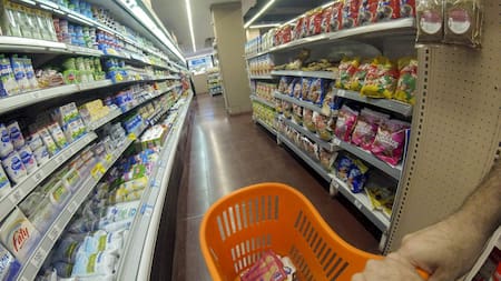 Economía “partida”: ¿Por qué en Argentina, el consumo marca récord pero caen las ventas?