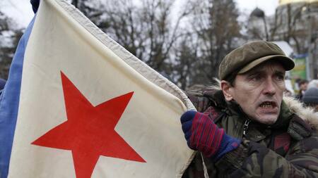 Movilización en Crimea en 2014, hombre con bandera URSS_Reuters