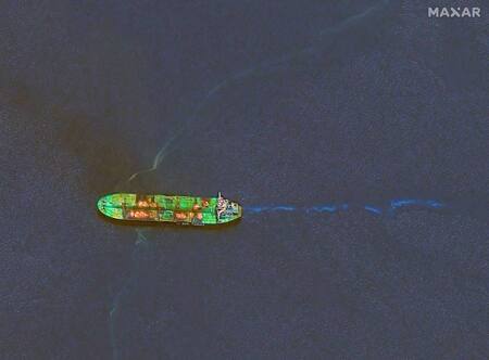 Ataque de los hutíes contra un barco petrolero en el mar Rojo. Foto: Reuters