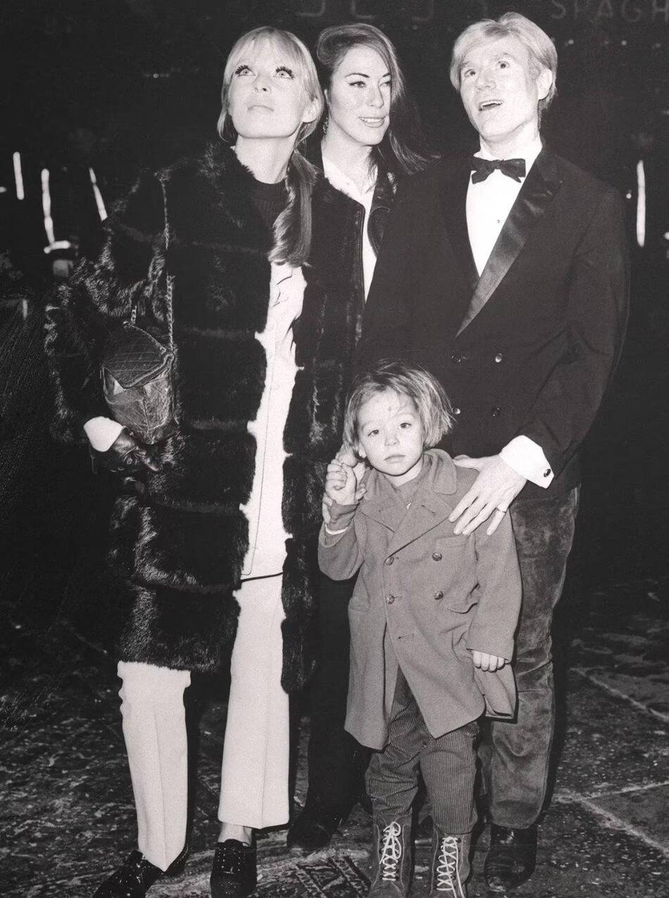 El niño con la cantante Nico, y en la foto también aparece Andy Warhol, amigo de ella. Foto Twitter @ay_lola.