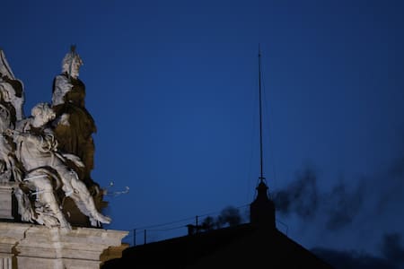 Fumata negra, Cónclave. Foto: REUTERS