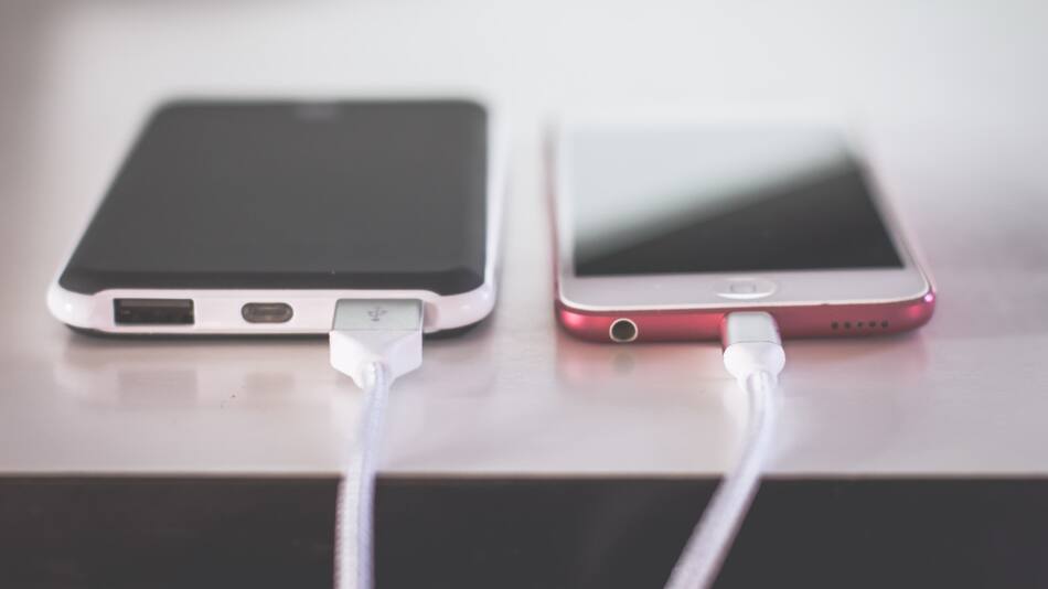 Cargadores de celulares. Foto: Unsplash.