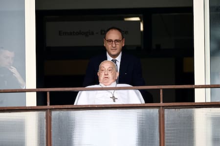 Saludo del papa Francisco. Foto: REUTERS/Guglielmo Mangiapane