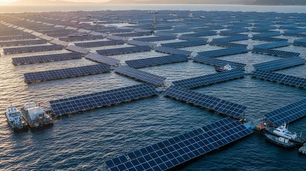 Más allá del desierto: China apuesta por paneles solares flotantes en el mar para garantizar electricidad