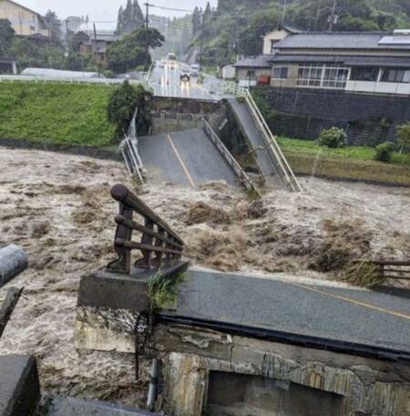 Puente destruido a causa de las lluvias. Foto Twitter/ @CDSINAPRED