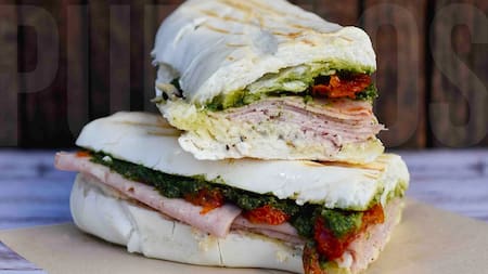 Entre pueblos, sabores y vacaciones: el parador de la Ruta 2 con destino a la Costa Atlántica que conquista con sus irresistibles sánguches XL