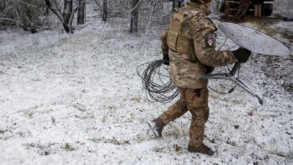 Soldado ucraniano con un dispositivo Starlink. Foto: Reuters.