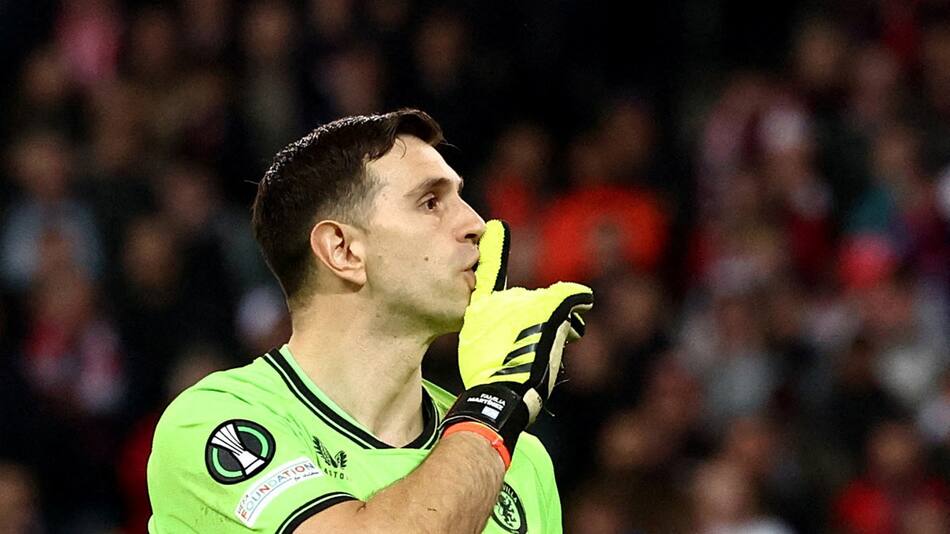 Festejo del Dibu Martínez ante el Lille por la Conference League. Foto: REUTERS.