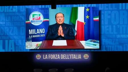 Silvio Berlusconi envía un mensaje durante la convención de su partido Forza Italia en Milán. Foto: Infobae vía AP