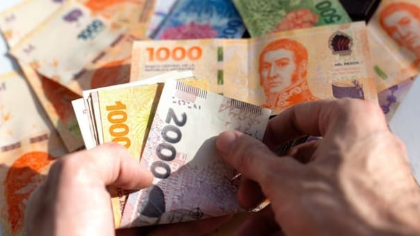 Aguinaldo: ¿dónde recomiendan invertirlo en tiempos de dólar "planchado"?