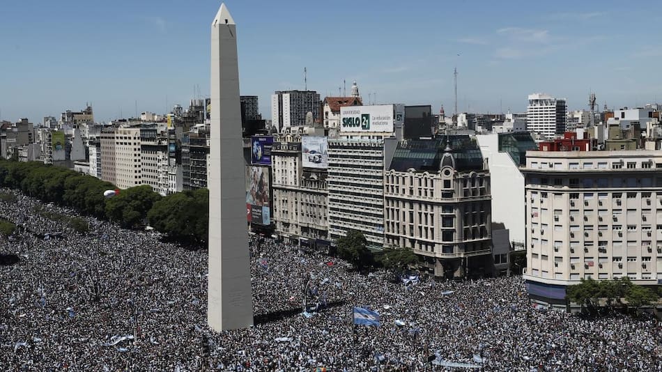 Festejos en el Obelisco por la obtención de la Copa del Mundo. Foto: REUTERS