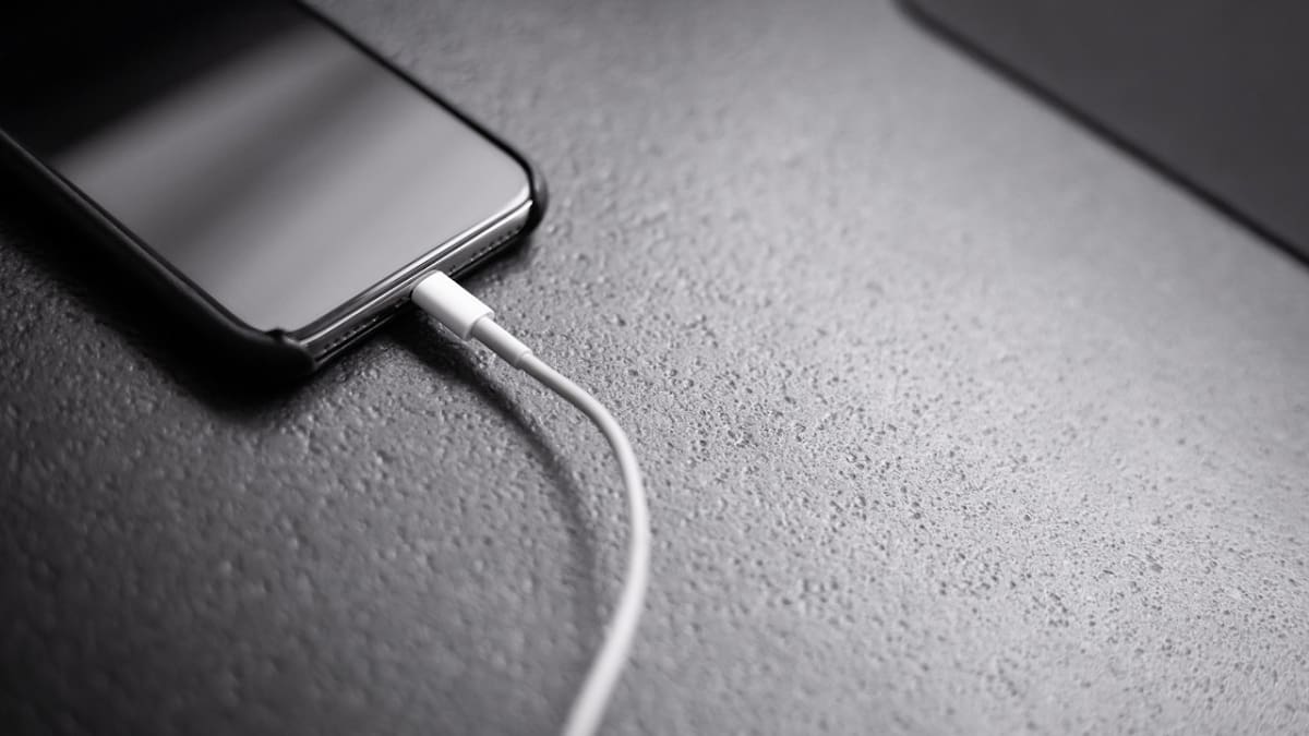 Carga de teléfono celular. Foto: Unsplash.