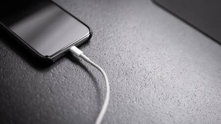 Carga de teléfono celular. Foto: Unsplash.