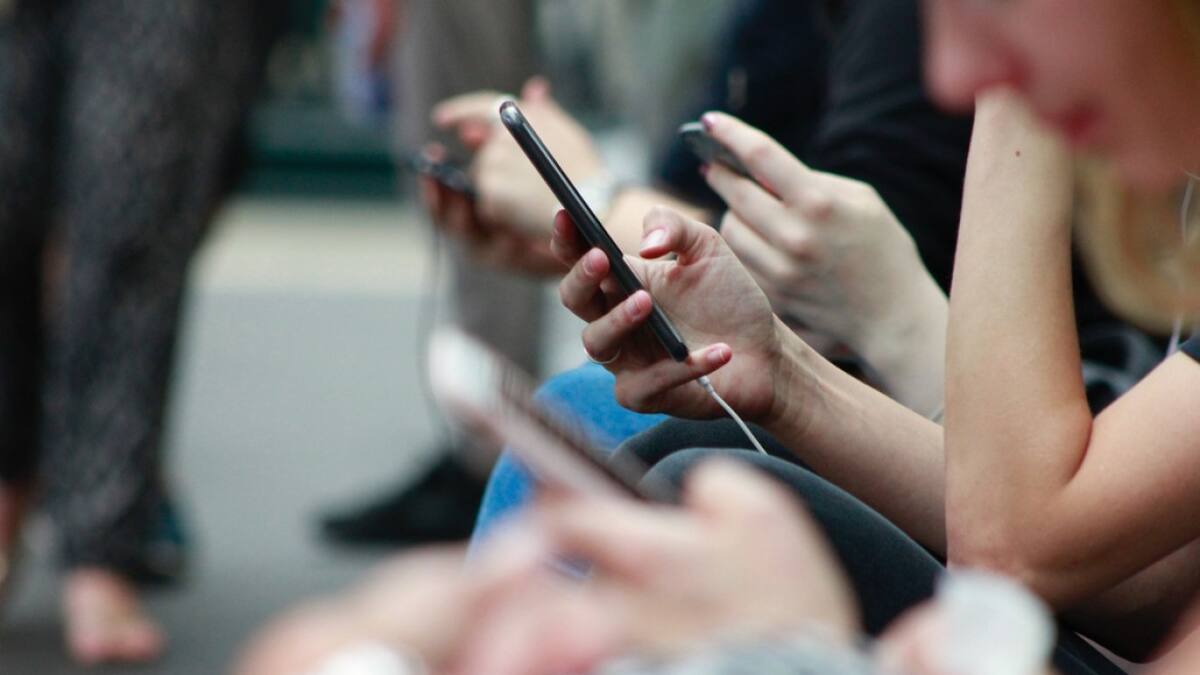El uso de los celulares en los jóvenes. Foto: Unsplash.