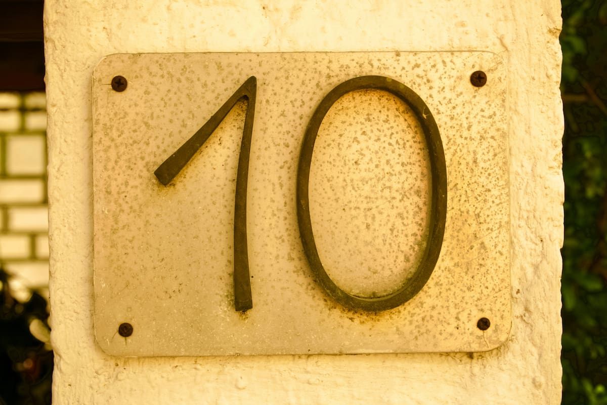Marco redondo con un "10" negro sobre superficie blanca.