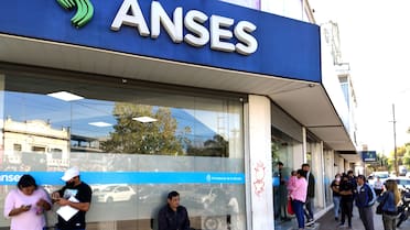 Titulares de AUH de la ANSES: cómo es el trámite para sacar la tarjeta de débito