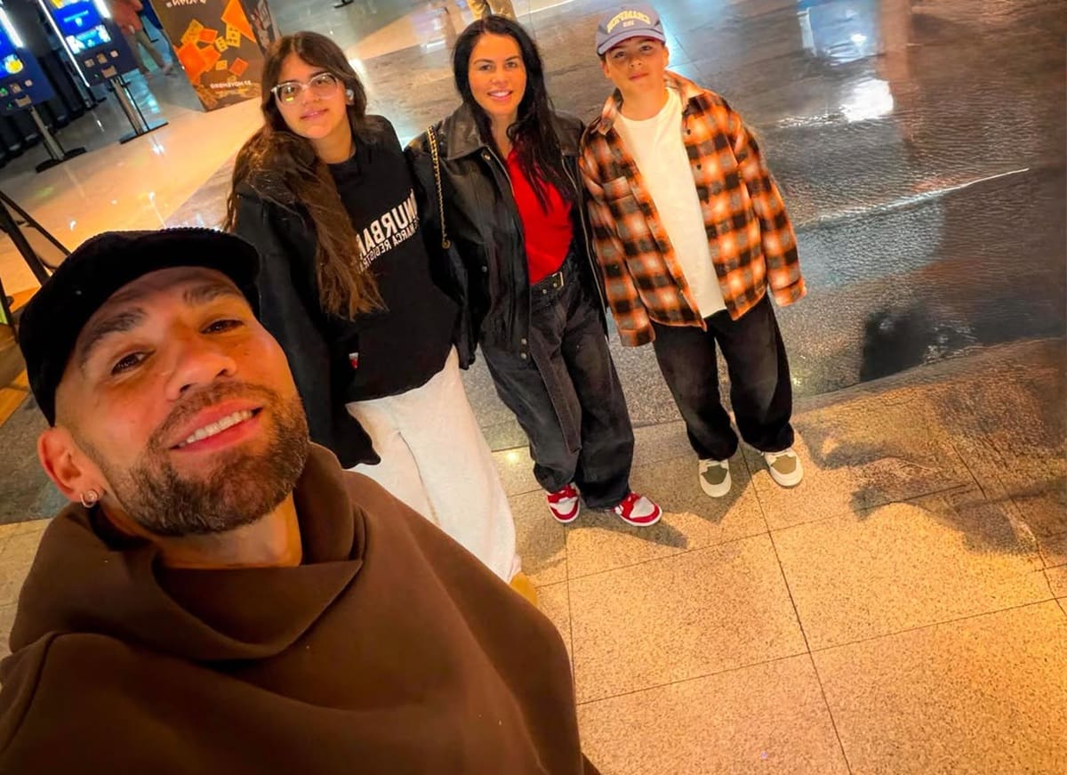 La familia de Nicolás Otamendi está conformada por su esposa Celeste Rey y sus hijos Morena, Mía y Valentín