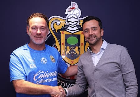 Gabriel Milito en su presentación como técnico de Chivas. Foto: X @Chivas
