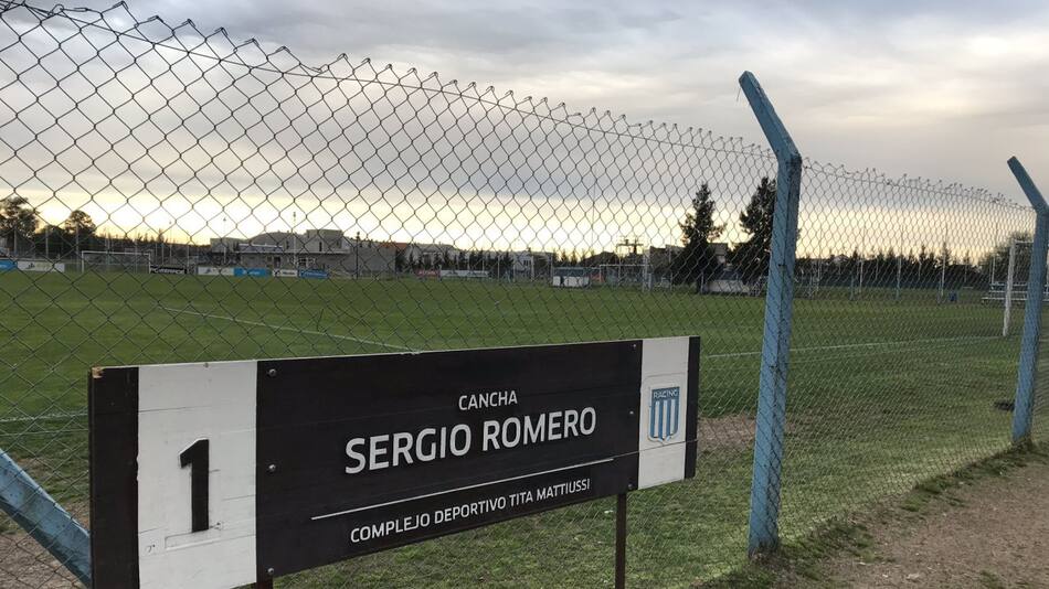 La cancha 1 del predio Tita Mattiussi lleva el nombre de Sergio Romero. Foto: X.