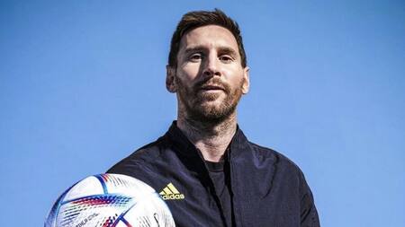 Lionel Messi con la pelota oficial del Mundial de Qatar 2022.