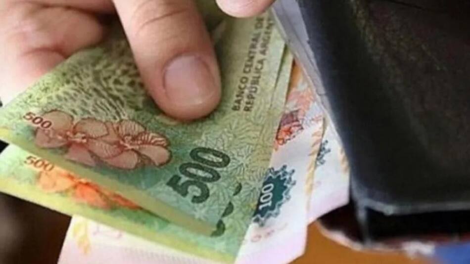 Salarios, dinero, billetes de pesos, NA