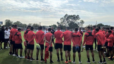 El plantel de Independiente bajo las órdenes de Pedro Monzón. Foto: Twitter @Independiente.