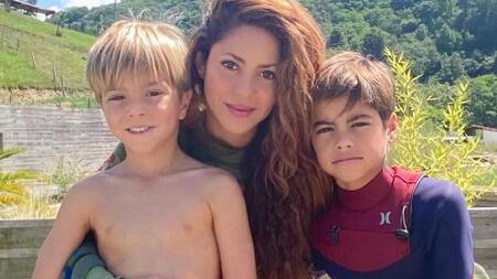 Shakira y sus dos hijos. Foto: NA