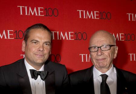 Rupert Murdoch (derecha) y Lachlan Murdoch durante una gala de la revista TIME en 2015. Foto: REUTERS