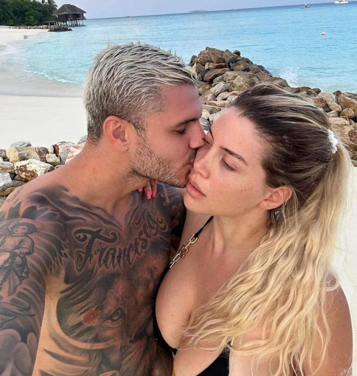 El beso de Icardi a Wanda. Foto: Instagram/mauroicardi.