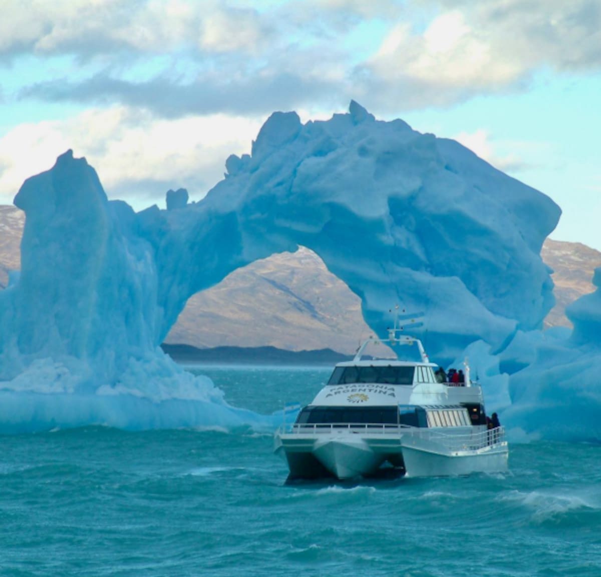 La excursión al glaciar que combina trekking, navegación y hielo azul