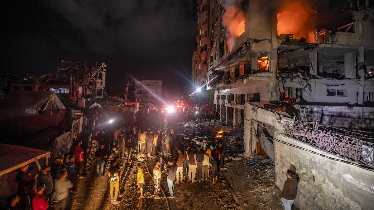 VIDEO Israel bombardeó un edificio en Gaza para atacar a un líder de Hamás: hay muertos, heridos y tensión por el alto el fuego