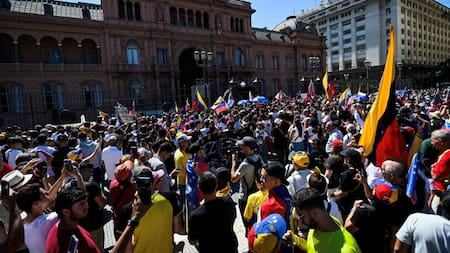 Venezolanos frente a la Casa Rosada. Foto: Reuters