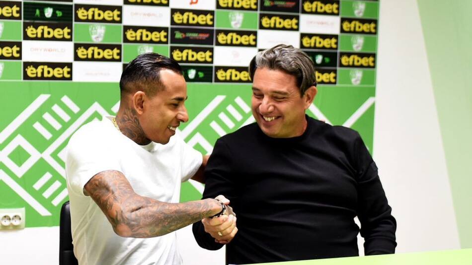 Sebastián Villa junto a Hernán Bañato, el presidente de Beroe Stara Zagora. Foto: Instagram @sebastian14villa.