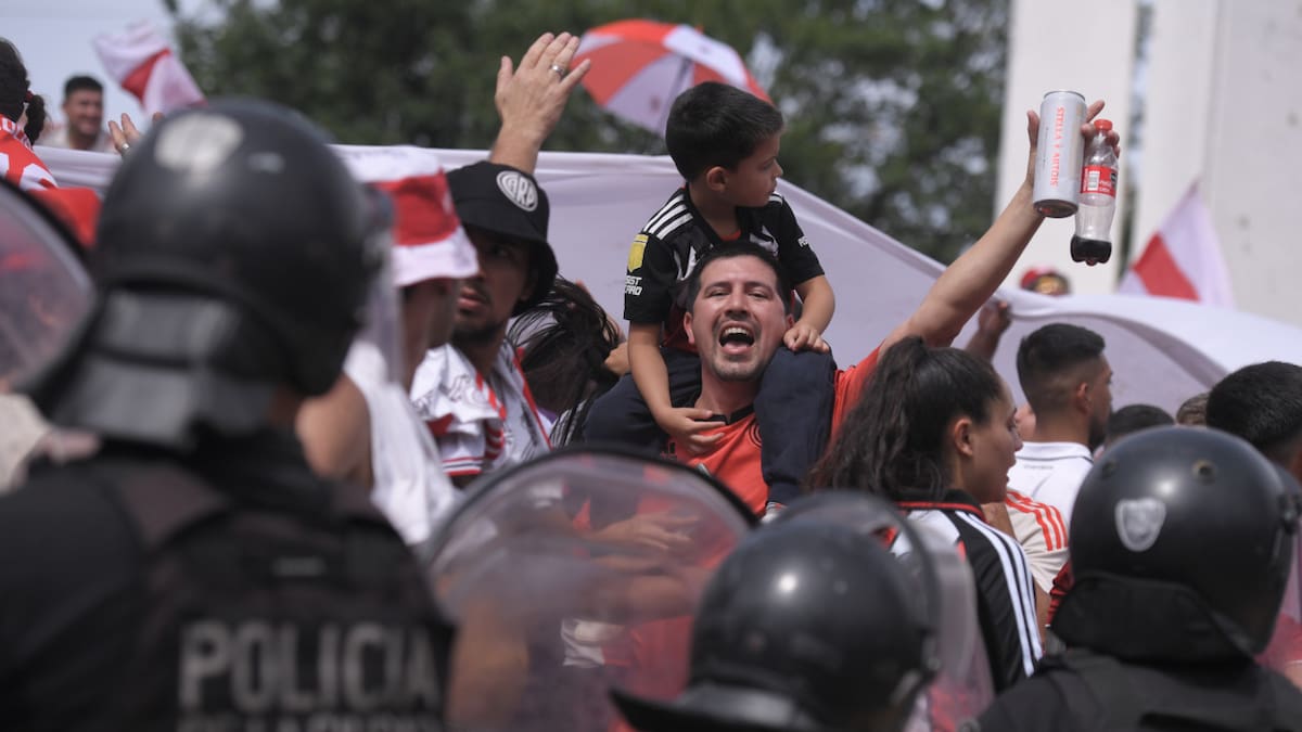 Incidentes en la previa del Superclásico. Foto: Télam