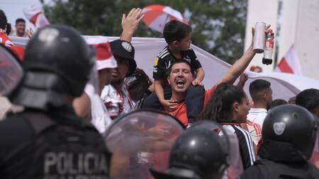 Incidentes en la previa del Superclásico. Foto: Télam