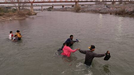 Migrantes diariamente cruzan el río Bravo entre México y EEUU. Foto: Reuters.