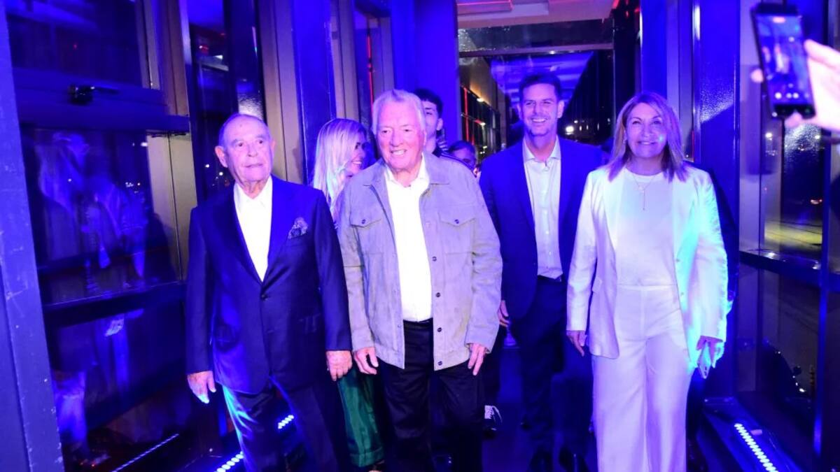 El corte de cintas estuvo a cargo Barrionuevo, quien lideró la recorrida inaugural del puente junto a autoridades e invitados.