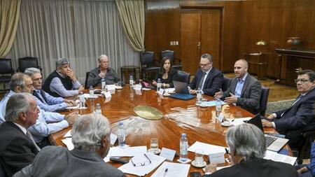 Martín Guzmán, Claudio Moroni y Matías Kulfas durante la reunión que mantuvieron con representantes de la CGT y la UIA en el palacio de Hacienda. Foto NA