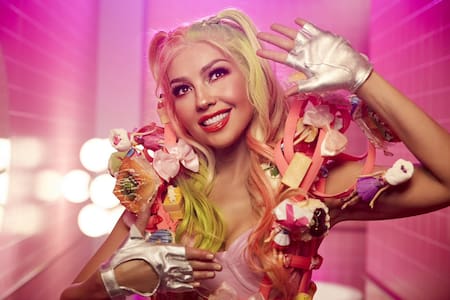 Thalía vestida de Barbie par aun videoclip que hizo con Lali. Foto: Twitter.