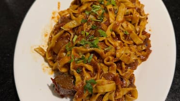 Milanesas, pastas, tortillas rellenas y hasta menú vegetariano: el bodegón de Boedo con platos abundantes y precios accesibles