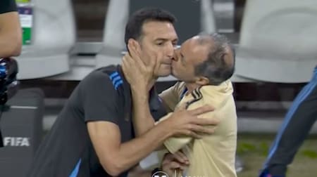 El beso entre "Marito" y Lionel Scaloni. Foto: captura TV.