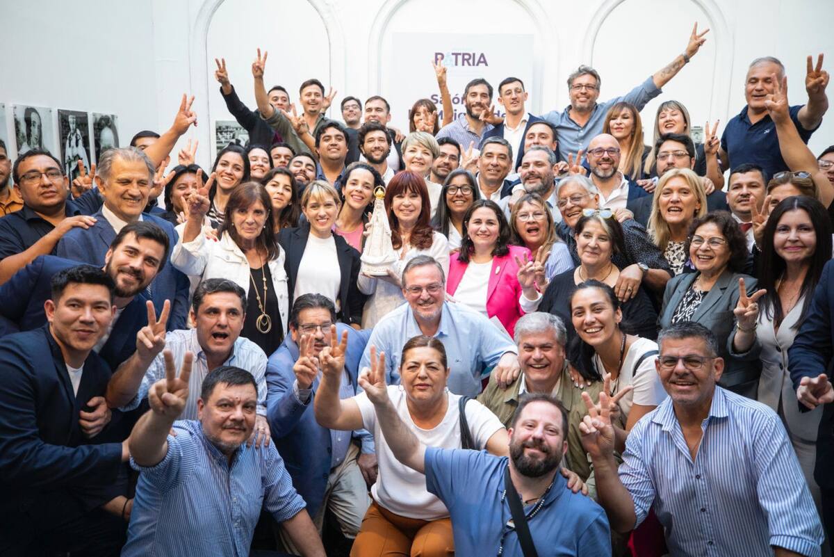 Cristina Fernández de Kirchner junto a militantes en el Instituto Patria