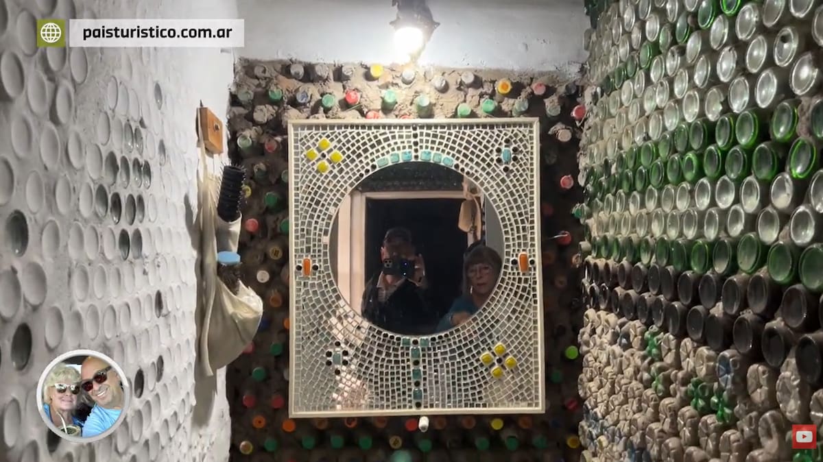 Con ingenio, materiales reciclados y una historia de esfuerzo, convirtió un terreno de la Costa Atlántica en una casa única construida con miles de botellas.