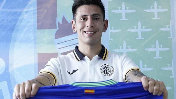 Angileri fue presentado en el Getafe tras irse libre de River