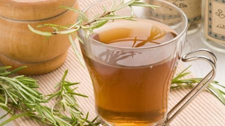 ¿El té de romero ayuda al crecimiento del cabello?: todos los mitos y verdades
