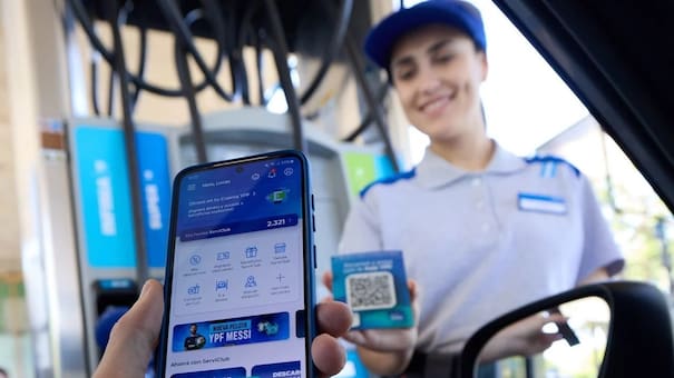 Rebajas de hasta 30% en combustibles: los descuentos de YPF, Shell, Axion y Puma para octubre 2025