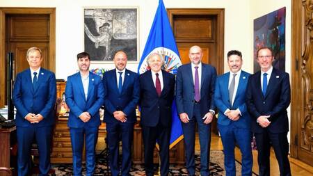 Gustavo Menéndez con dirigentes peronista junto a Luis Almagro. Foto: Prensa.