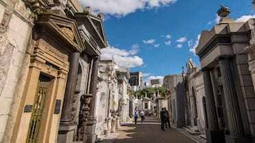 La tumba más antigua del Cementerio de la Recoleta: es de 1824 y descansa la esposa de un prócer que no pudo despedirse de él